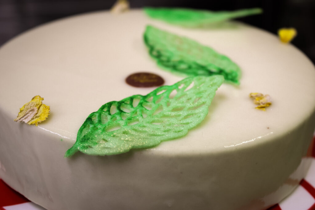 Torta Balima. Balima deriva da BAsilico, LImone, MAndorla. Composta nel seguente modo: biscotto morbido alla mandorla e limone, cremoso al limone, gel di limone con delle mandorle caramellate e per finire questa mousse al cioccolato bianco e estratto di basilico fresco
