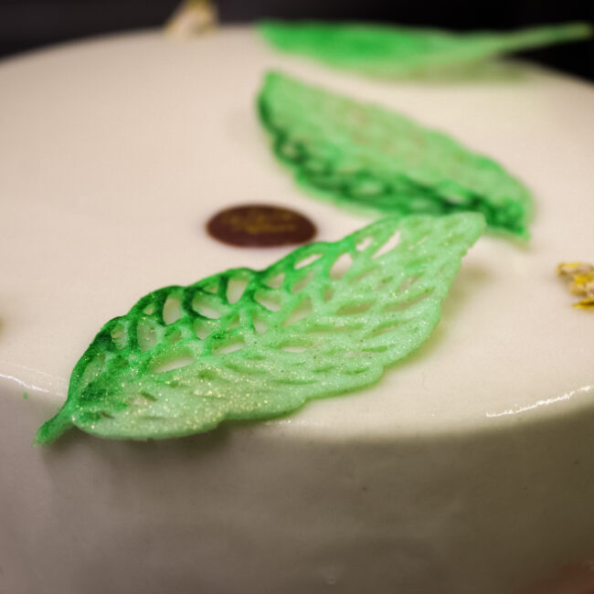 Torta Balima. Balima deriva da BAsilico, LImone, MAndorla. Composta nel seguente modo: biscotto morbido alla mandorla e limone, cremoso al limone, gel di limone con delle mandorle caramellate e per finire questa mousse al cioccolato bianco e estratto di basilico fresco