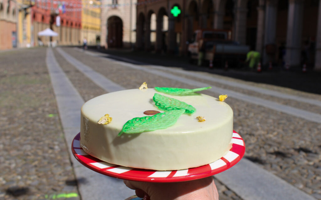 Torta Balima. Balima deriva da BAsilico, LImone, MAndorla. Composta nel seguente modo: biscotto morbido alla mandorla e limone, cremoso al limone, gel di limone con delle mandorle caramellate e per finire questa mousse al cioccolato bianco e estratto di basilico fresco